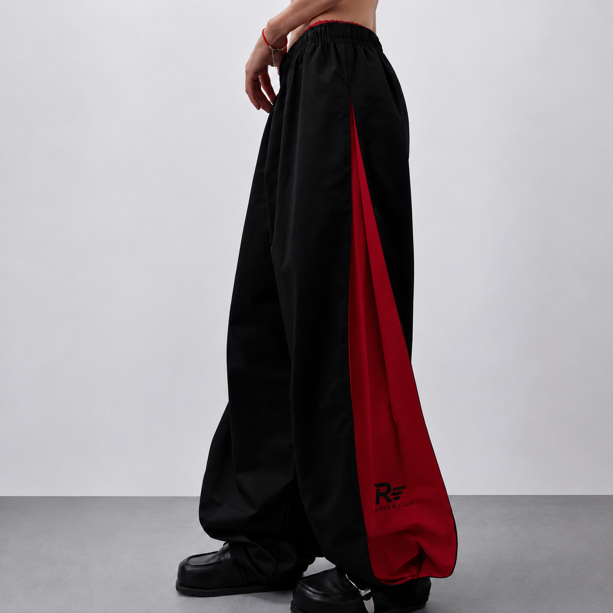 Roven Club Wide-Leg Track Pantolon — Siyah/Kırmızı